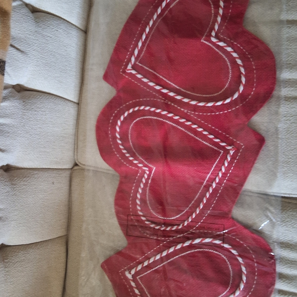 NWT CYNTHIA ROWLEY Red Hearts Table Runner - Picture 2 of 9